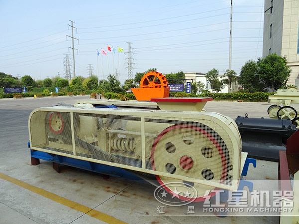 成品对辊式破碎机试机完毕,等待装车 成品对辊式破碎机试机完毕,等待装车