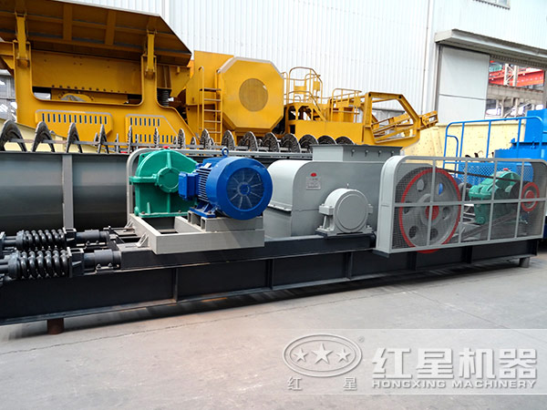 新出一款对辊式破碎机与移动式破碎机组合,感兴趣的用户了解下 新出一款对辊式破碎机与移动式破碎机组合,感兴趣的用户了解下