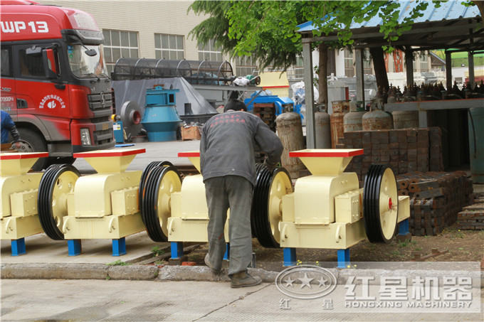 对辊式破碎机正在进行最后的检查 对辊式破碎机正在进行最后的检查